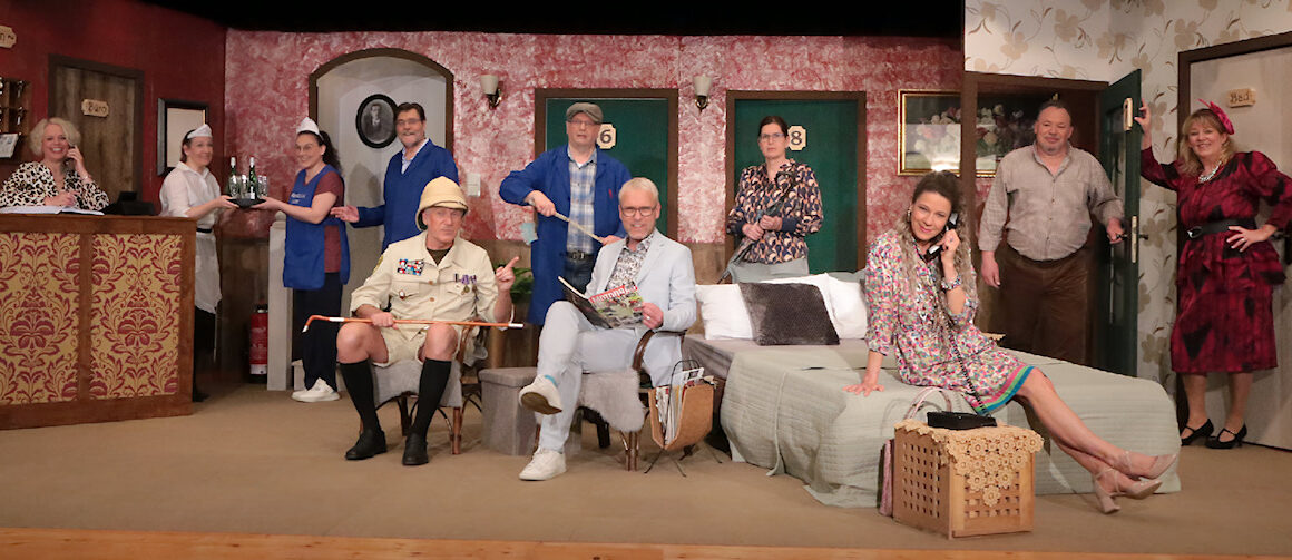 Standing Ovations bei der Premiere von „Hotel im Angebot“  im Plüderhäuser Theaterbrettle